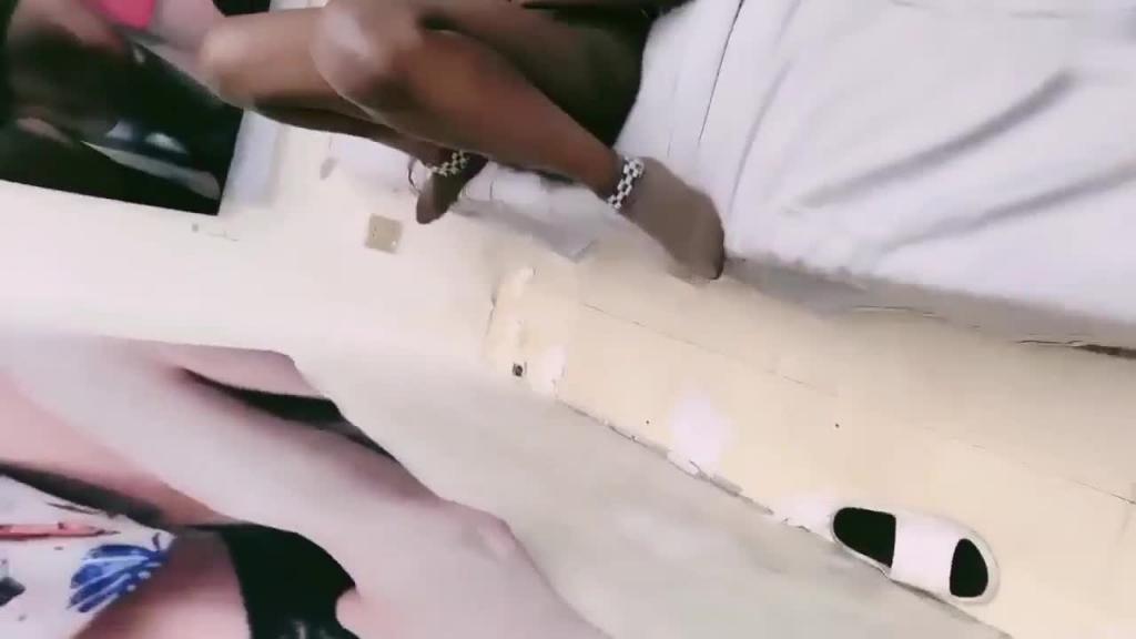 中非友谊黑白情侣女工宿舍换妻4 P乱交老黑太动作粗暴 预览截图 8