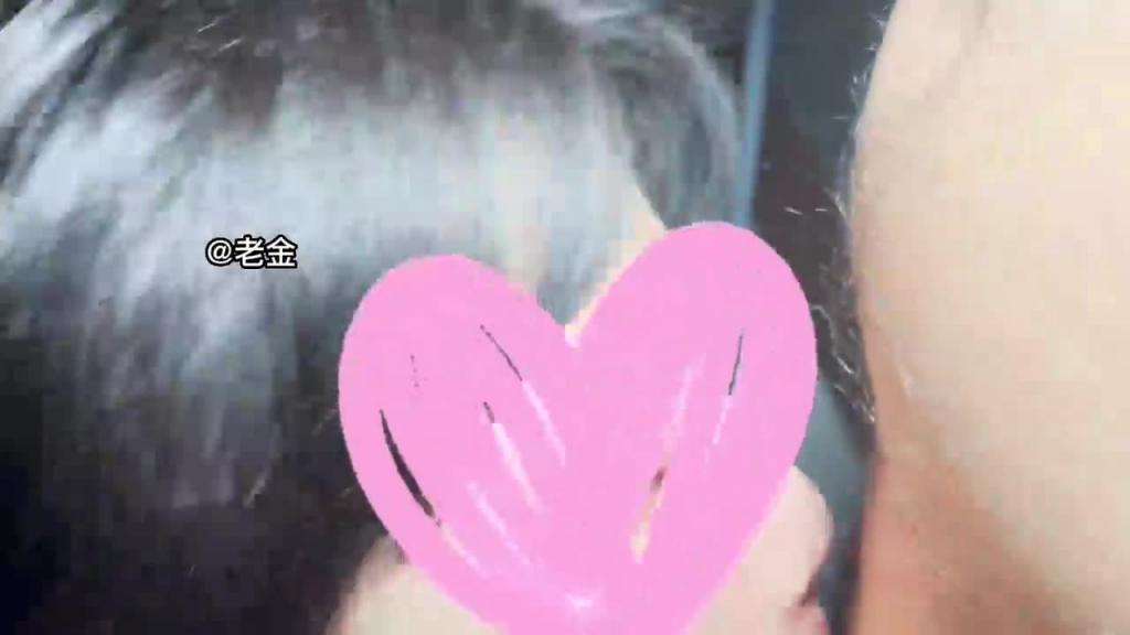 真实幼儿园老师嫂子被我操了一年,各种剧情都耍过,边被操边和女同事通电话。 预览截图 3