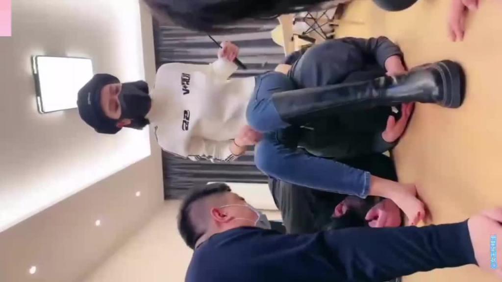 长靴女友去对象家把全家都调教成了狗奴,第一视觉太炸裂了。。。 预览截图 9