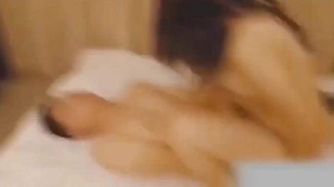 【换妻俱乐部】金手指扣得荡妇淫叫声不断,多P场面劲爆 预览截图 9