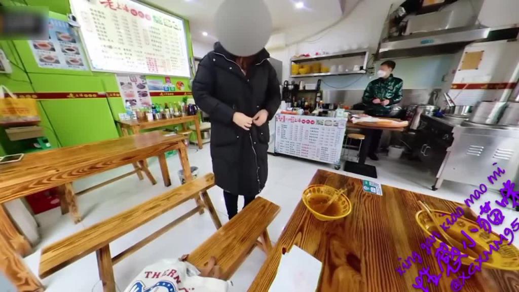 【网红黑料】几十万粉丝抖音网红‘性感小猫咪’户外露出勾引修路的农民工操逼满足大爷搞里头 预览截图 9