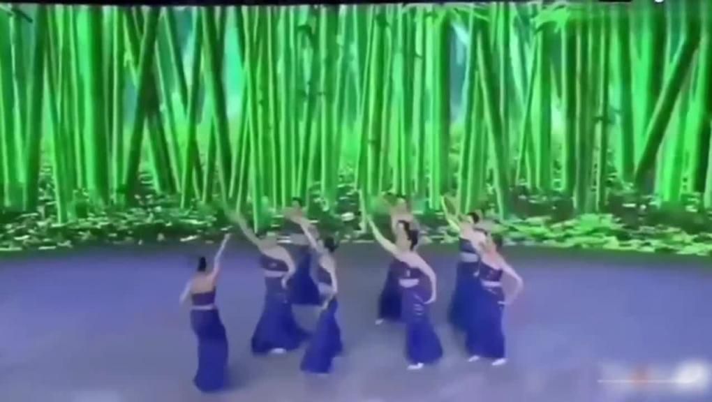 【经典偷拍】30多位美女走光合集 预览截图 11