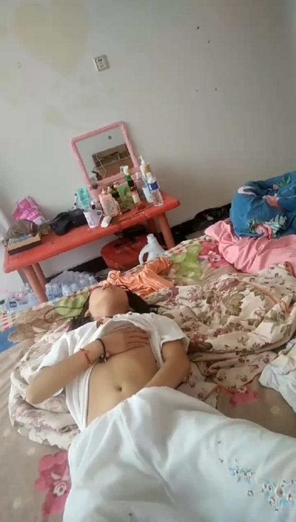 最新青岛兄妹乱伦,刚放学的哥哥碰到发骚的妹妹,兽性大发帮妹妹解决生理需求 预览截图 2