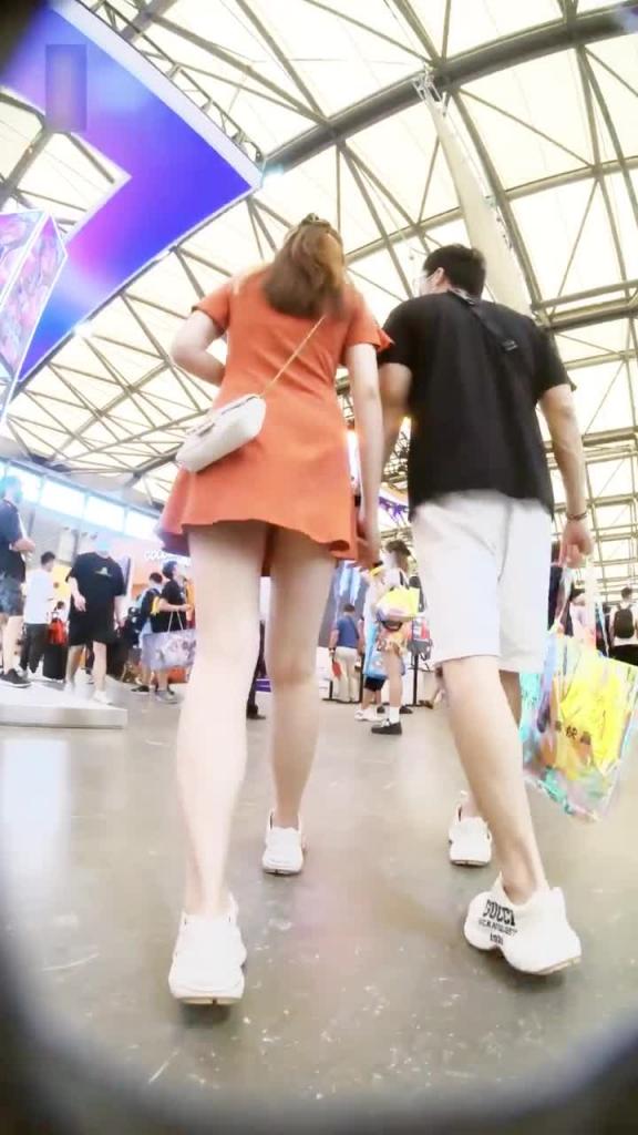 【漫展抄底】抄底绝色小女神安全裤也藏不住大长腿 预览截图 8