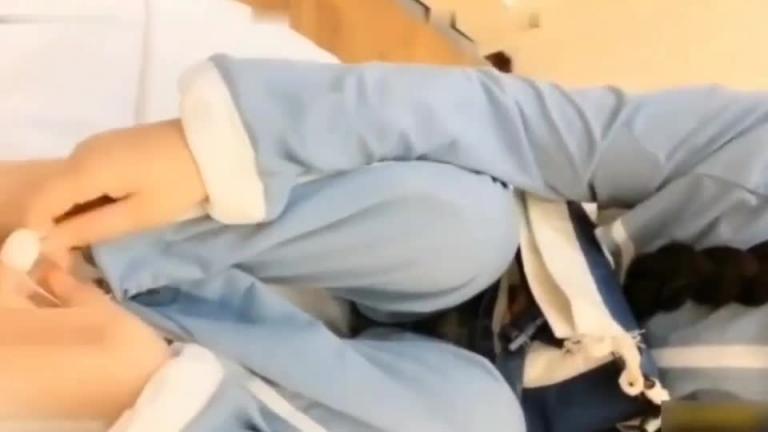 绝对真实破处，双马尾麻花辫学生妹 粉嫩小奶头 真实处女通掰开看处女膜 ！插进去拔出来就出血了 无套内射 血把床单都搞脏了 预览截图 1