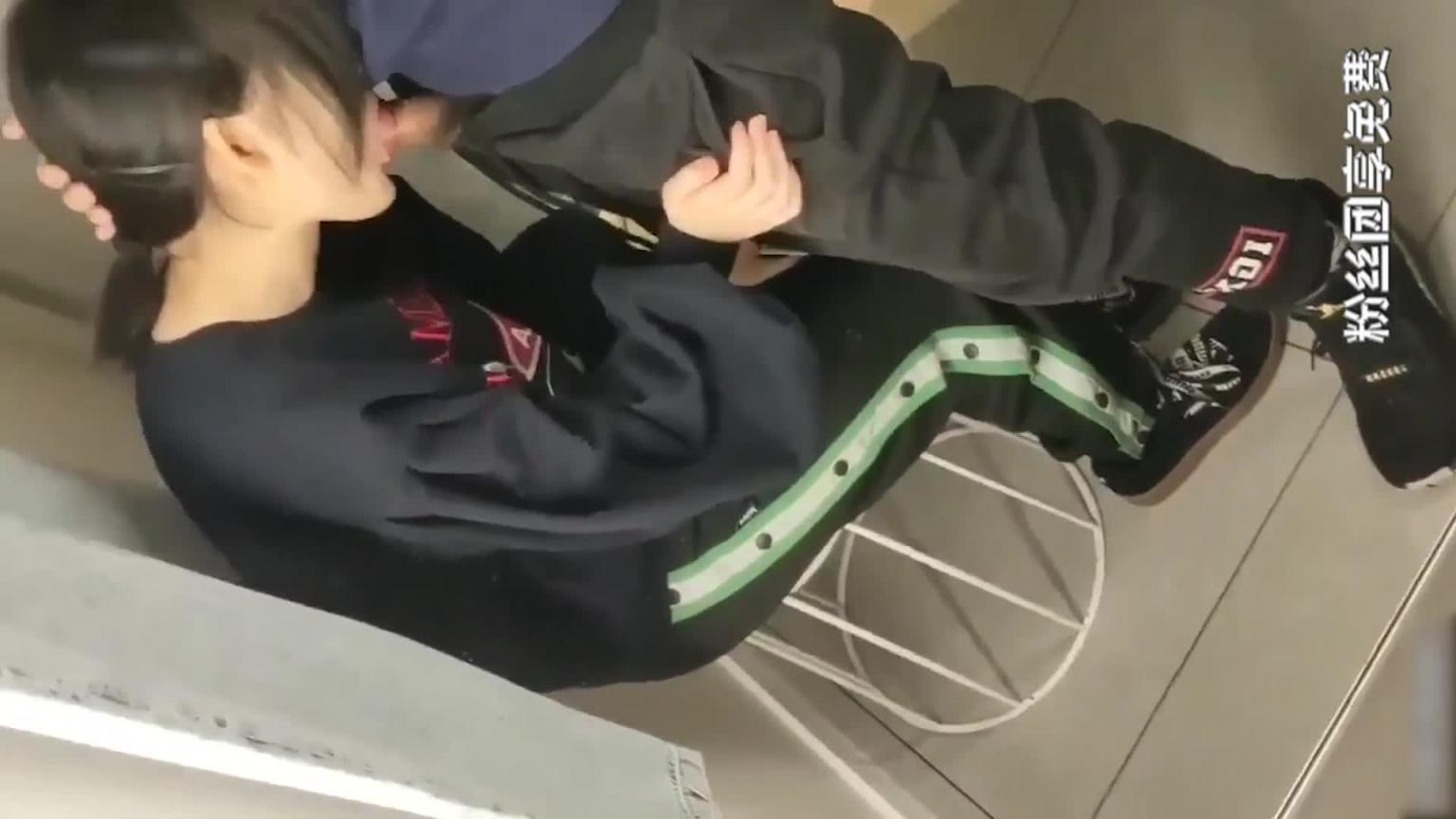 【极品稀缺】刚成年的小情侣 让女友商场试衣间口交口爆 女友穿着学生装嫩出水 多视角拍摄 预览截图 5
