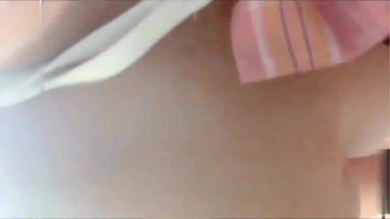 姐弟乱伦，姐姐爽的直喷尿，怕尿弄脏床拉去厕所粗暴狂插 预览截图 5