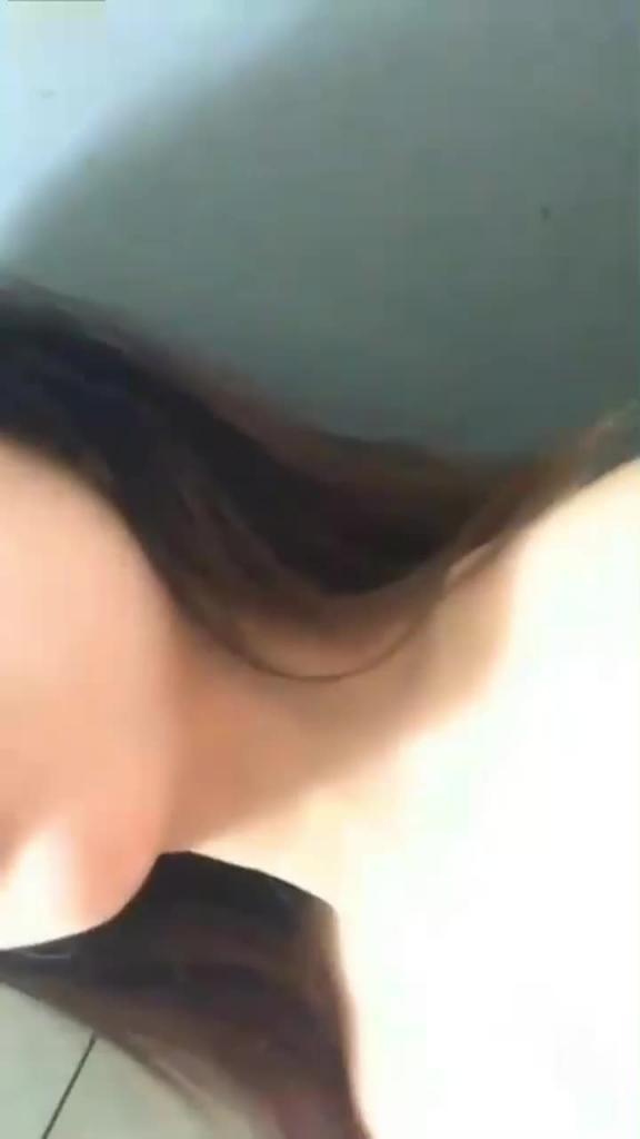 极品坚挺美乳【高中】学妹 洗澡自拍 抚摸美乳又忍不住抠逼实在太嫩了 预览截图 5