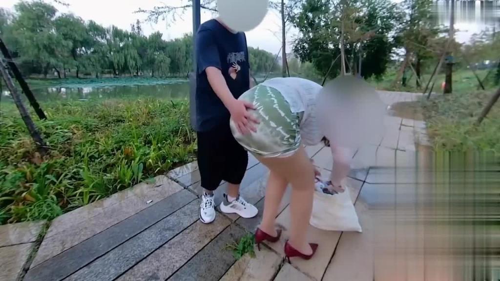 弟弟操表姐的骚逼，好光滑的丝袜高跟长腿，真舒服操着真带劲，性感包臀裙 预览截图 11