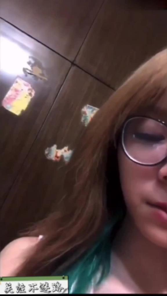 【姐弟乱伦】趁弟弟睡觉,偷偷扒开内裤一顿舔 预览截图 8