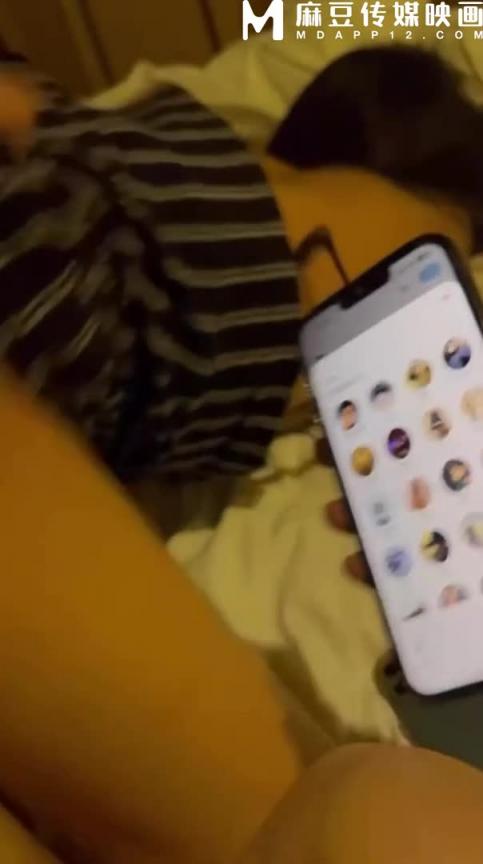 【淫妻全程记录】真实3P我的淫荡老婆,带着老婆和兄弟好一起喝酒,中途给老婆喝下兑了春药的酒,和兄弟们轮流交换操淫妻! 预览截图 3