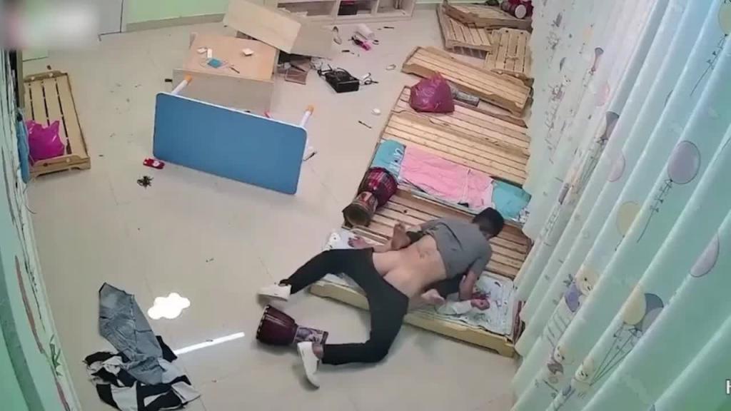 2 【真实强奸】廊坊金湾幼儿园幼师被前男友找上门争吵打砸过后被按在木板床上强奸! 预览截图 12