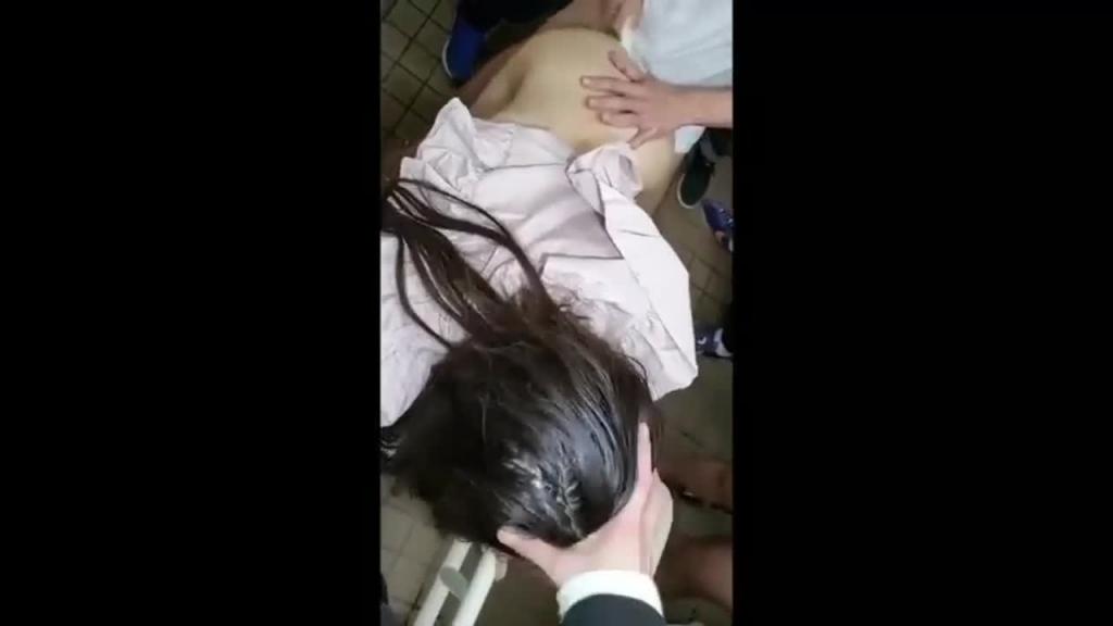 女友被陌生人带到厕所群p! 预览截图 6