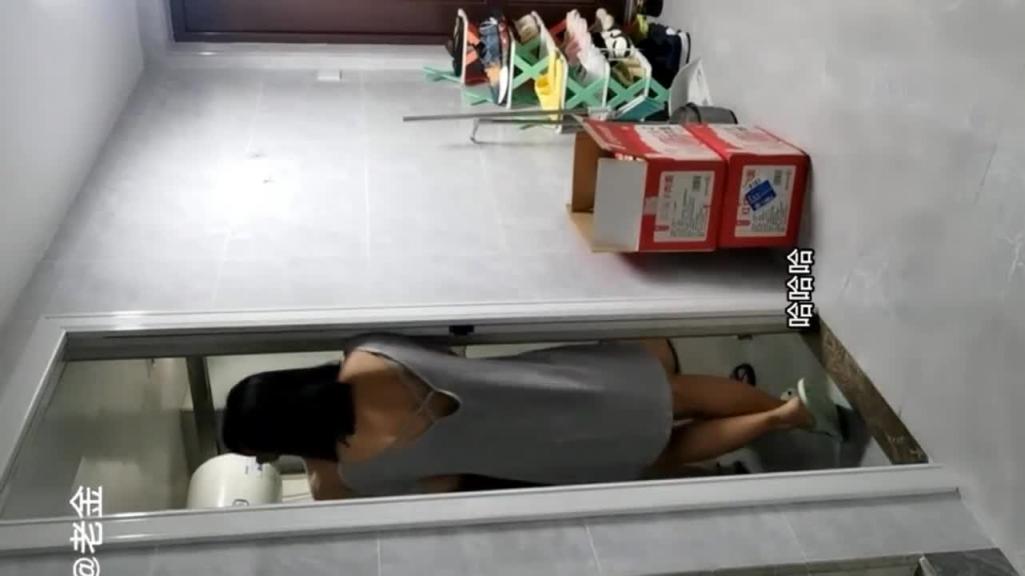 东北少妇在公公儿子女儿面前自慰,儿媳在家带着跳弹勾引公公乱伦 预览截图 11