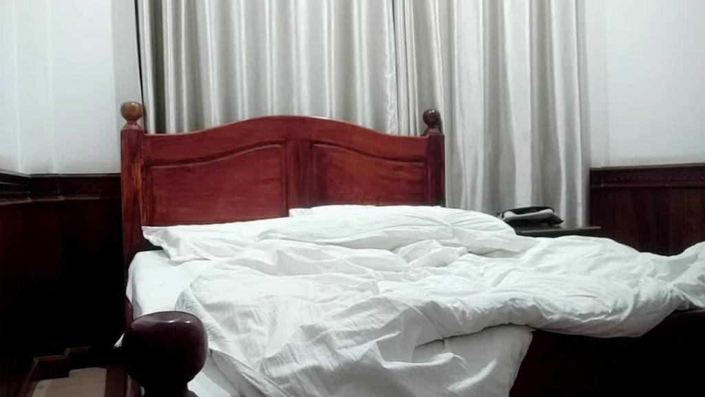 【东南亚探花】约操会中国话学生，眼镜妹带到房间洗澡开草，翘起屁股舔吊。 预览截图 4