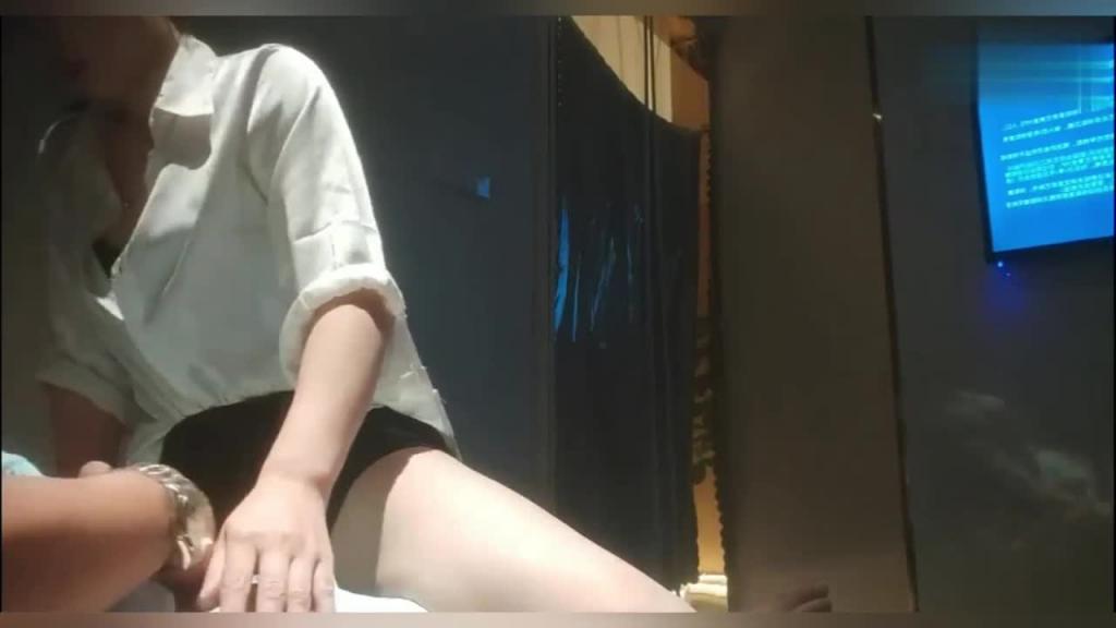 【足疗店勾搭技师美少妇】直接包房大屁股后入紧张又刺激 预览截图 3