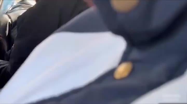 日照工业大学一对情侣在公交车上口交,刚开始还没看明白什么,看到女主吐出白色不明液体,才明白怎么一回事- 预览截图 12