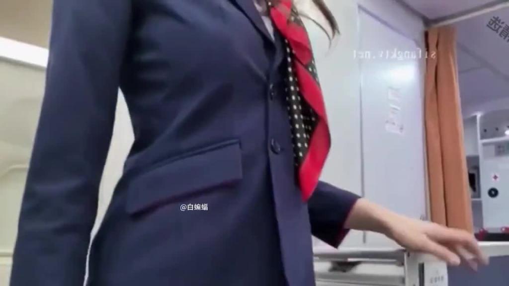 秀人网网红女神‘陆萱萱’极品空姐机舱诱惑 预览截图 1