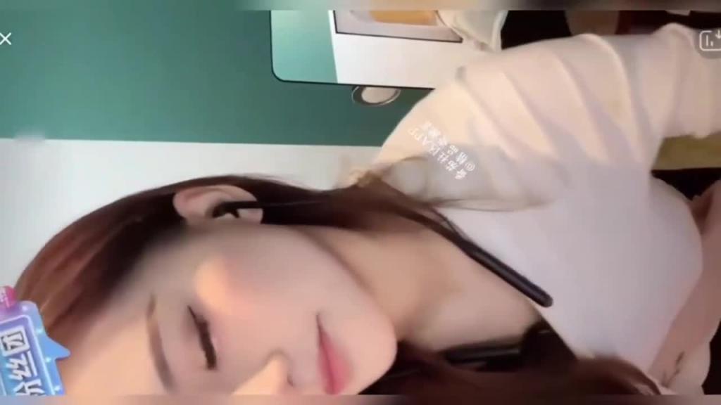 【极度稀缺】抖音快手颜值主播擦边,各显神通闪现走光,PK输了直播间当场自慰喷水 预览截图 12