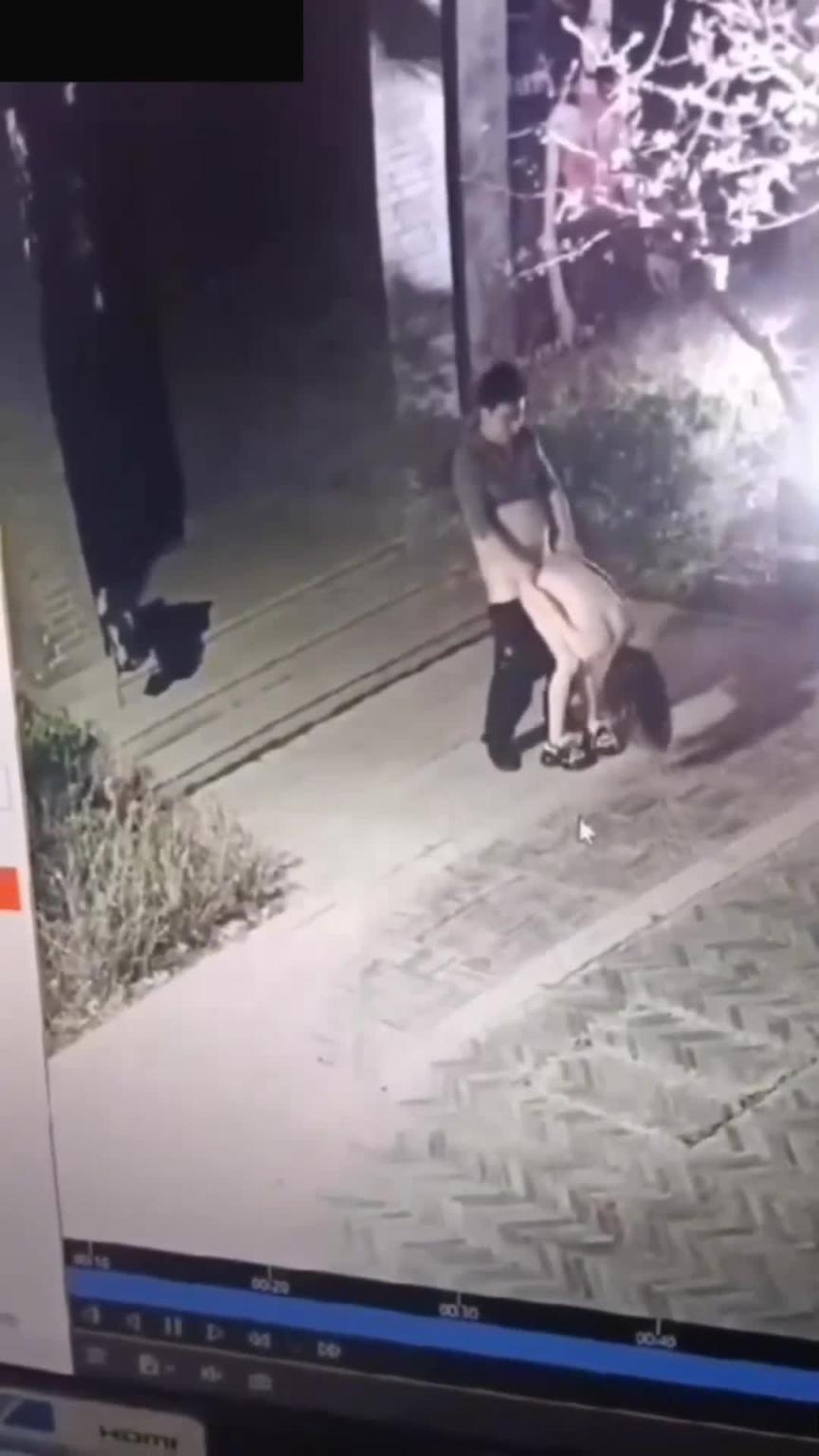 【黑料吃瓜】兰州老街00后骚母狗户外跟男人野战被狠狠后入,监控拍下全过程 预览截图 9