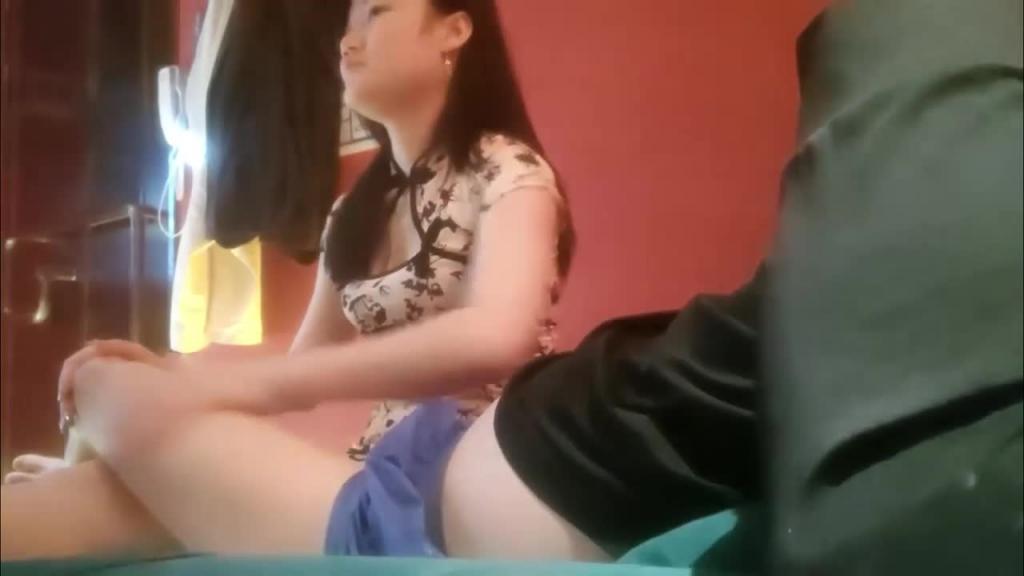 【探访按摩店】包臂裙大长腿美女技师,居然隔了一层裤子偷偷的被老男人给操了 预览截图 11