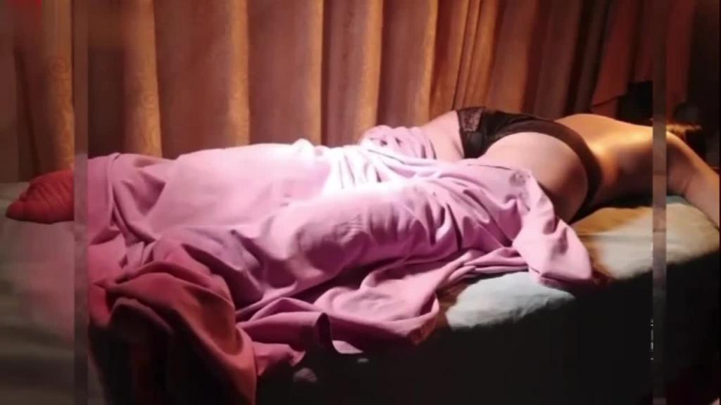 【老中医Spa】美臀饥渴少妇我就在外边蹭蹭不进去 预览截图 1