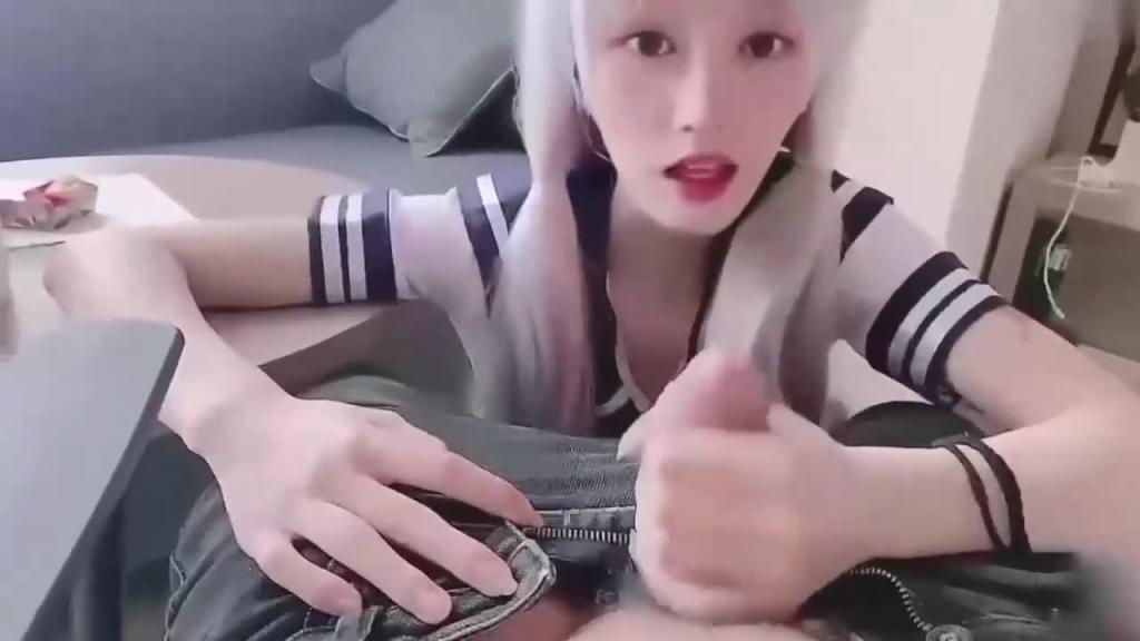 不良女学生色诱家奴 预览截图 3