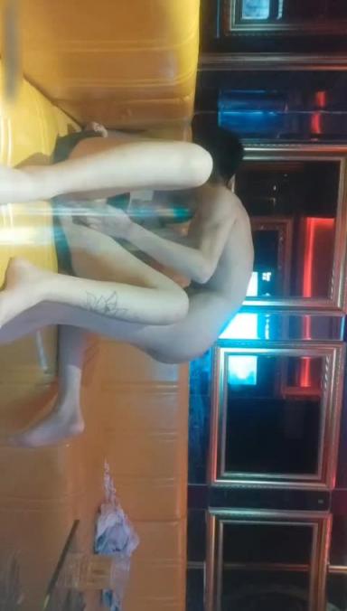【ktv女孩醉酒被轮奸事件】少女被同学灌醉后轮奸,干到屁眼外翻,一直留精液 预览截图 3