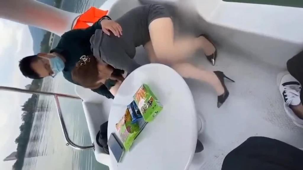 天鹅湖露出事件,网友认出男主是奇虎公司高管,有钱人的快乐系列 预览截图 2