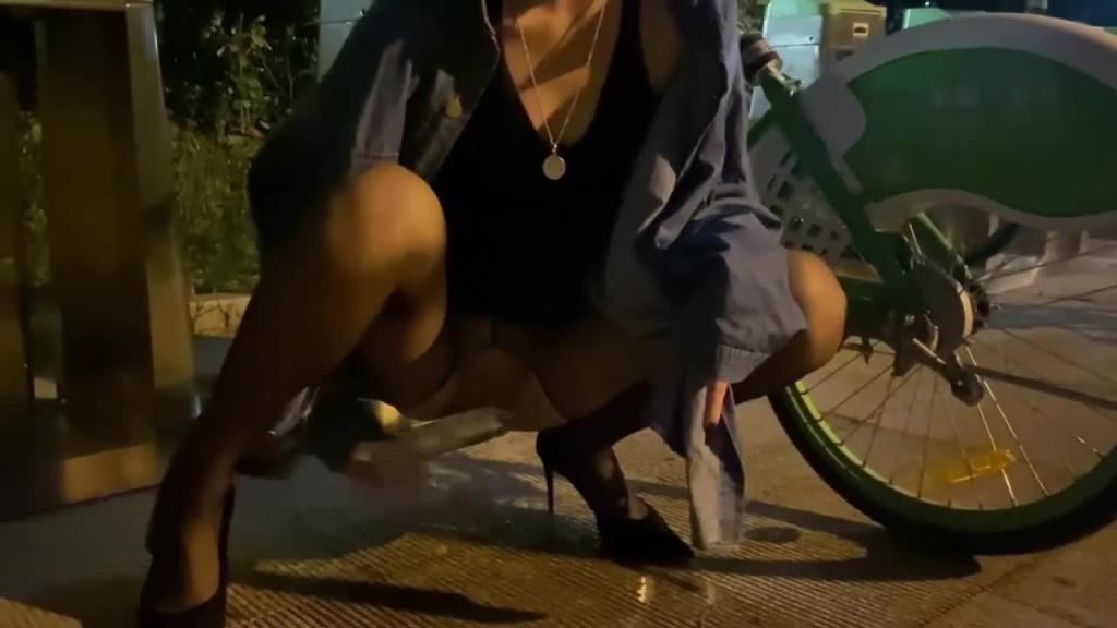 【成都音乐老师第九十八部】户外黑丝一边被操一边被人看1/2 预览截图 6