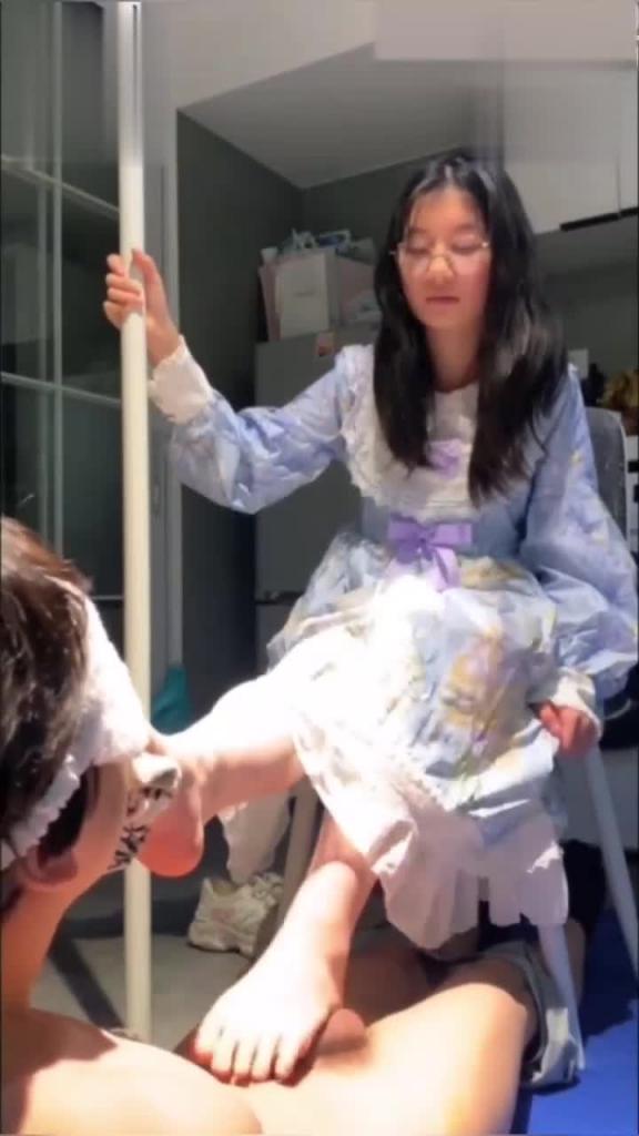 【兄妹】父母不在家,变态哥哥让妹妹足疗,妹妹边看手机学习边满足哥哥欲望 预览截图 11