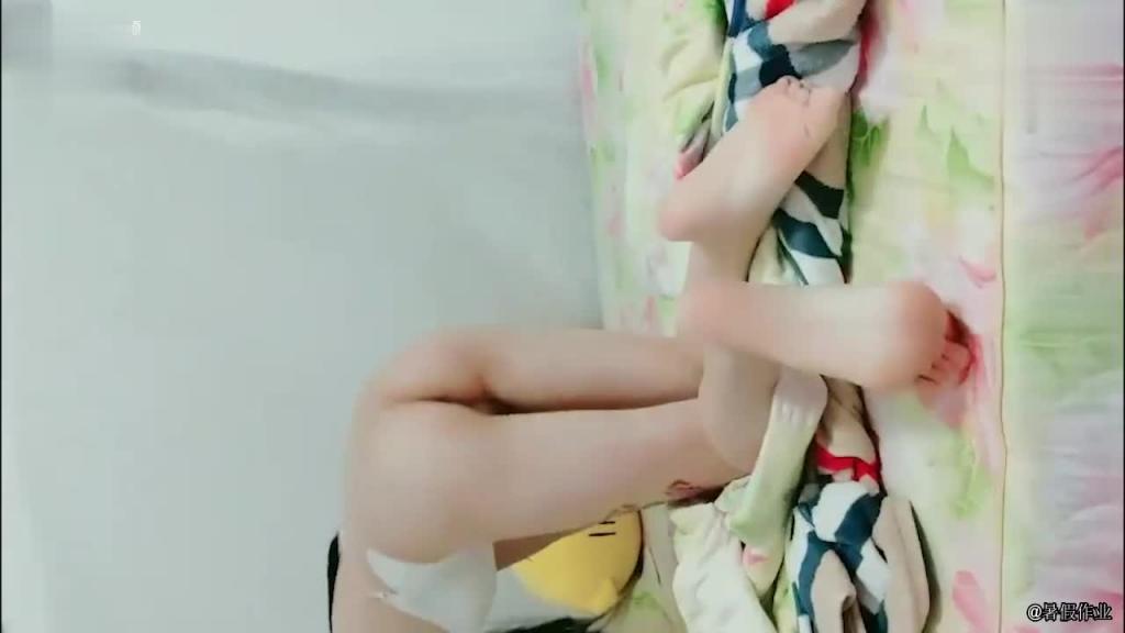 【家庭乱伦】妹妹没穿裤子在写作业!被哥哥调戏!叔叔看见把侄女从客厅操到卧室 预览截图 8