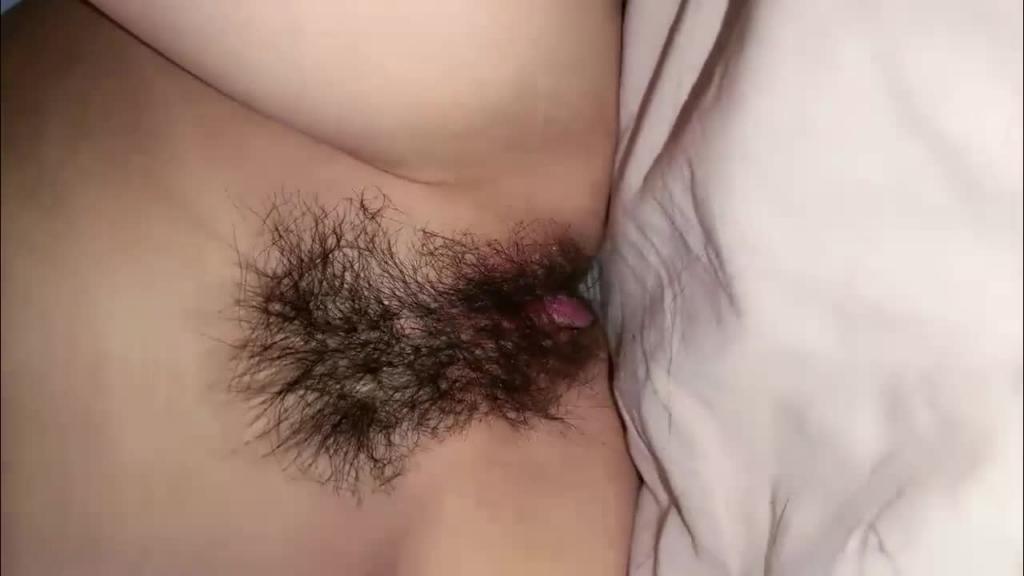 骚妹妹在睡觉姐姐在床上舔他男友，小嘴伺候掰开妹妹粉嫩骚穴吃她奶子，刺激。 预览截图 1