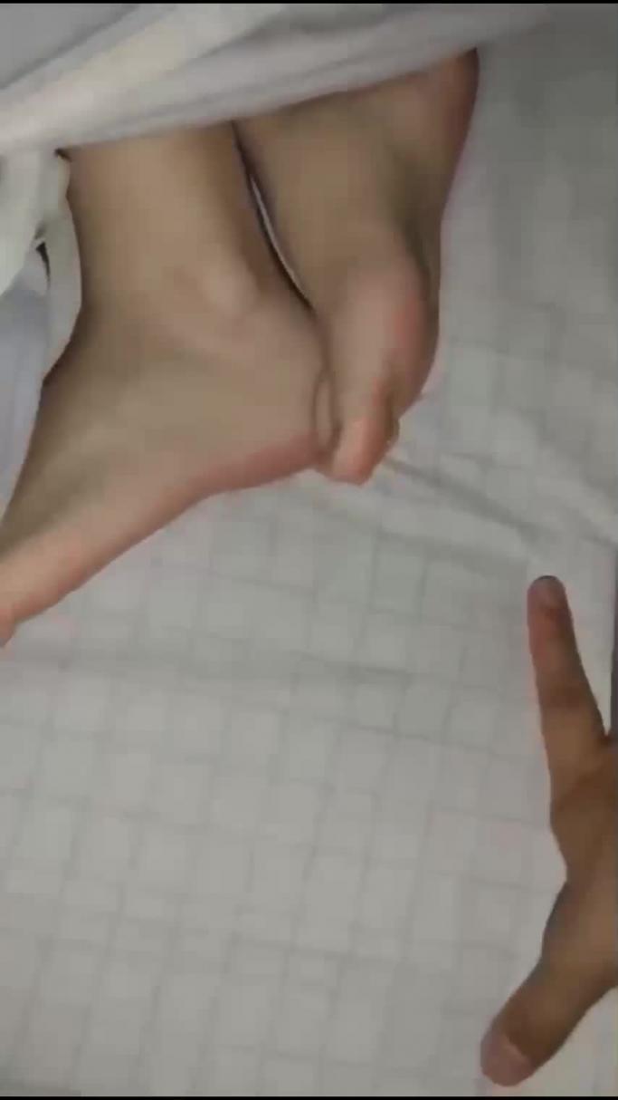 【醉奸表妹】渣男哄骗表妹陪着出差带她玩,没想到被老哥设计灌醉强上...全程推特发文记录,原视频流出 预览截图 3