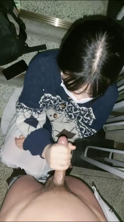 小学妹楼梯口打飞机，大哥的鸡巴真长 预览截图 11