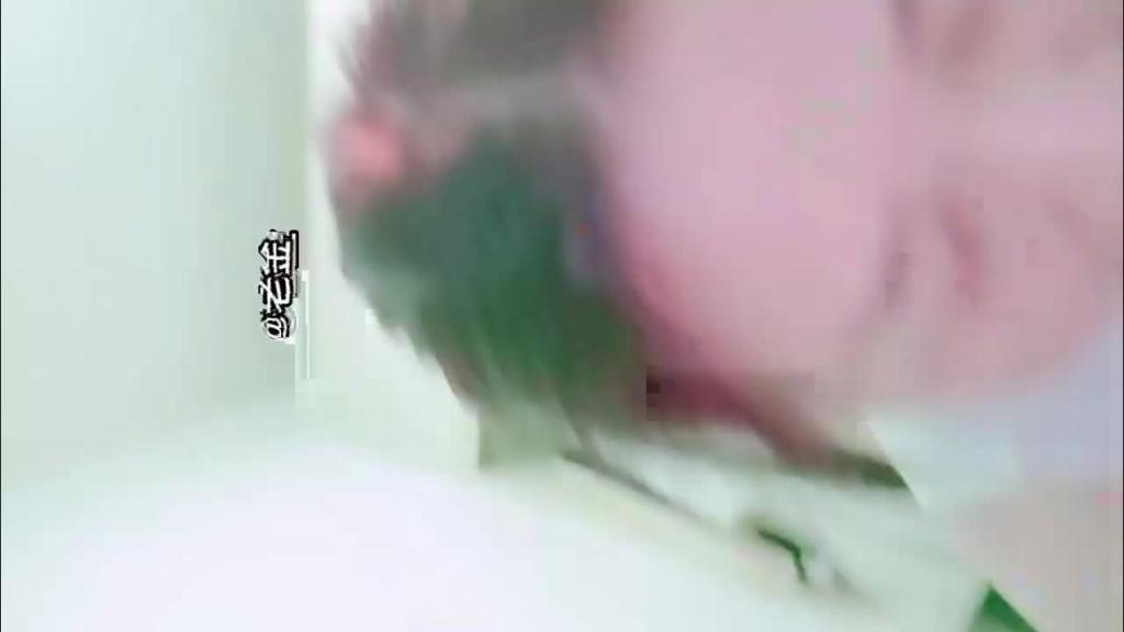 3/3真实长的非常像的亲姐勾引弟弟乱伦,骚姐姐到弟弟房间自慰_3 预览截图 3