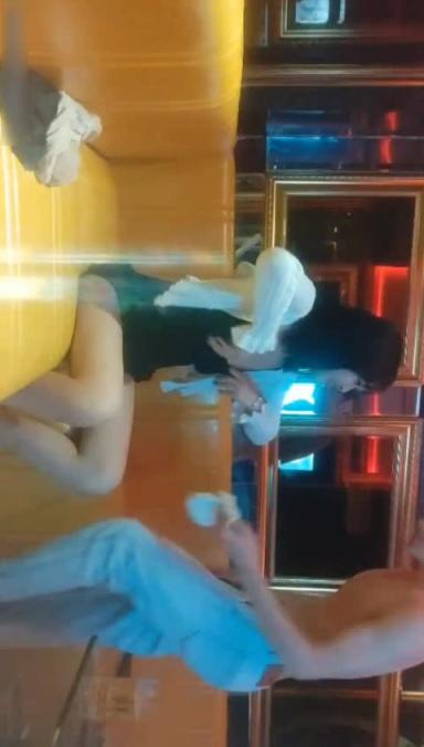 【ktv女孩醉酒被轮奸事件】少女被同学灌醉后轮奸,干到屁眼外翻,一直留精液 预览截图 1