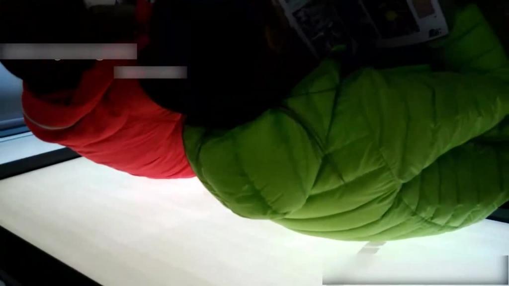 【街射】真佩服达叔的勇气当小美女面就撸,直接射脖子上。 预览截图 12