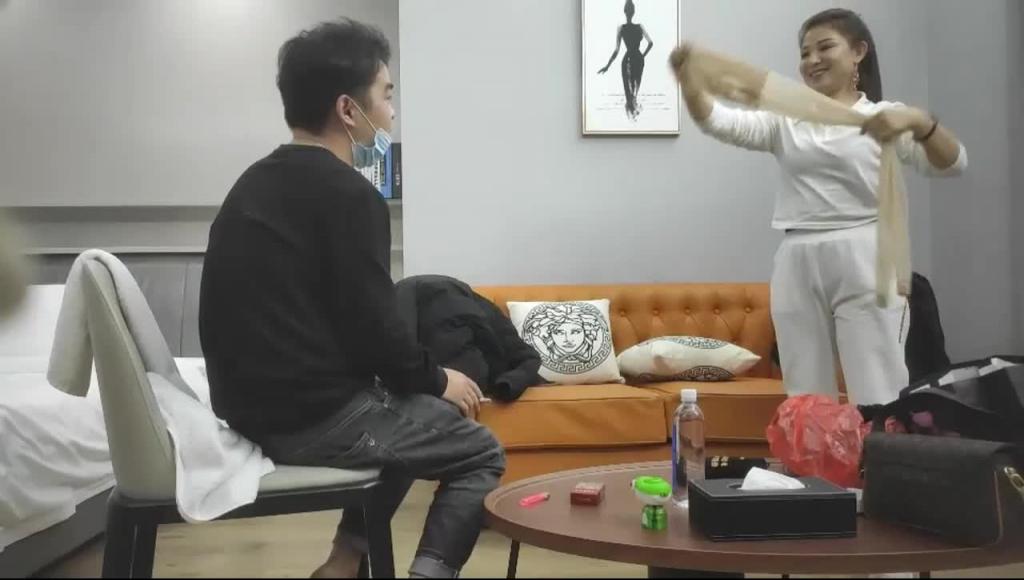 偷情风骚少妇趁她与老公闹矛盾带到酒店安慰中途老公打电话 预览截图 3