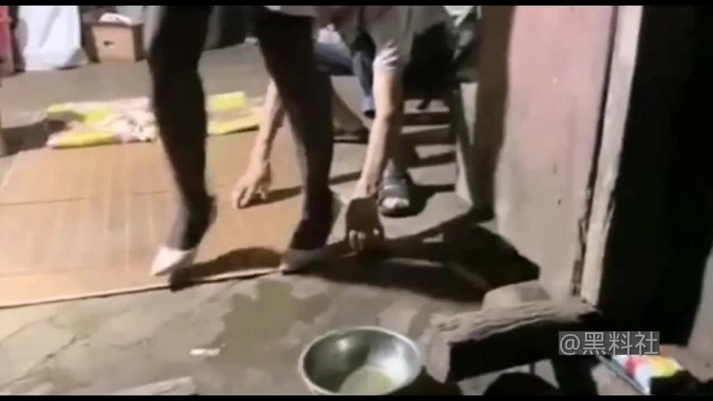 火爆【乱伦推荐】风骚儿媳勾引公公 鸡吧都不硬了还往嘴里塞 预览截图 1