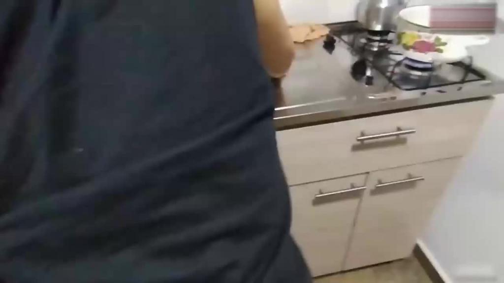 【劲爆家庭乱伦】厨房后入丈母娘,每天穿诱惑丁字裤只为方便我内射她 预览截图 11