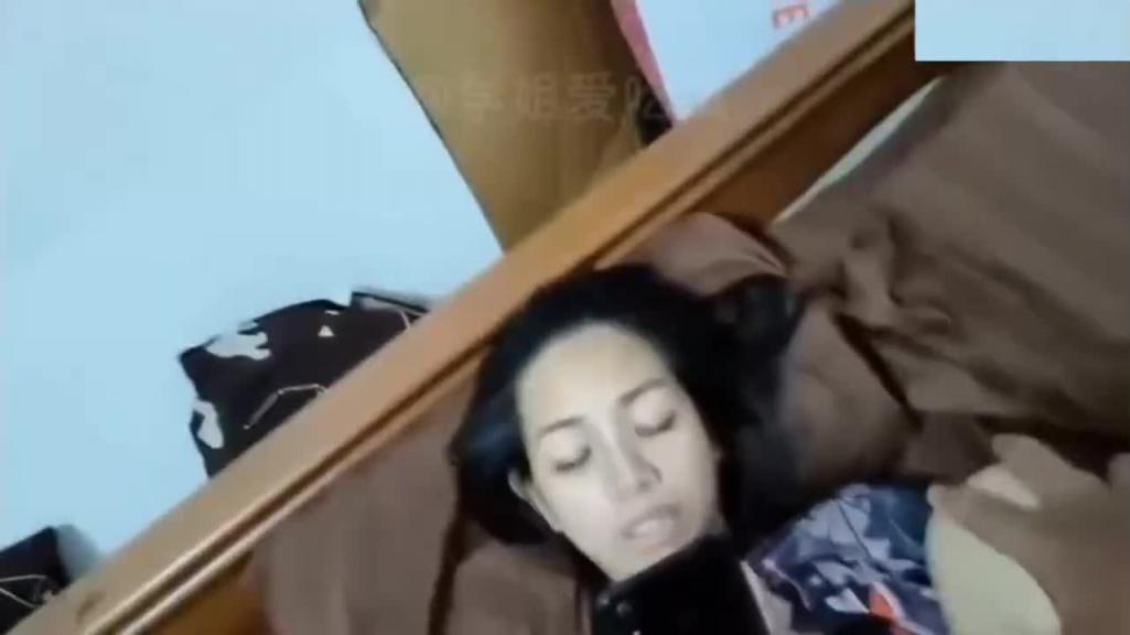 北京三司村父女乱伦女儿玩着手机被爸爸操刚开苞没多久叫都不会 预览截图 10