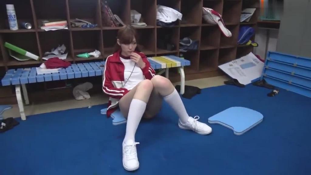 【无码流出】超美的女神学生在更衣室群交 预览截图 9