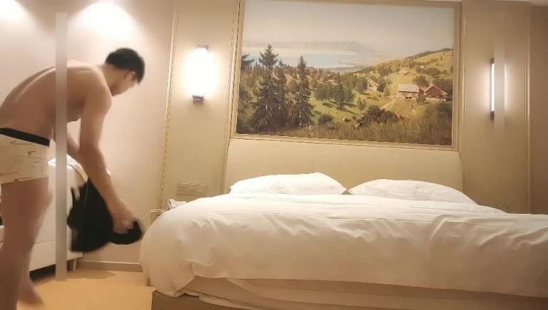 重金双飞极品姐妹花,其中一个居然是处女 预览截图 1
