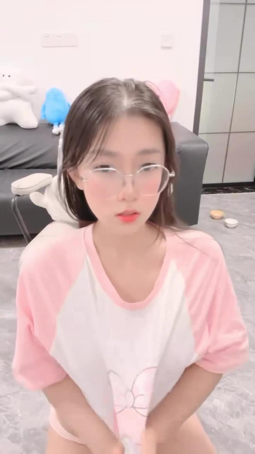 【火爆全网-清纯眼镜反差学妹流出】自慰流白浆高潮翻白眼，看一次射一次 预览截图 1