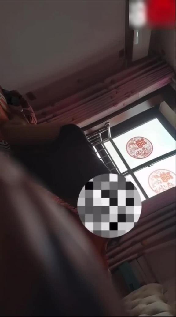 【禽兽父亲-真实破处高中生女儿】强行插入，女儿哭着喊疼，残忍破处 预览截图 11