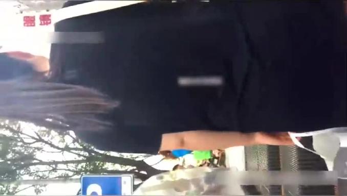 奇葩街射系列，变态跟踪狂专挑美女掏出鸡巴 露鸟对着撸管射精在人家屁股脸上 预览截图 11