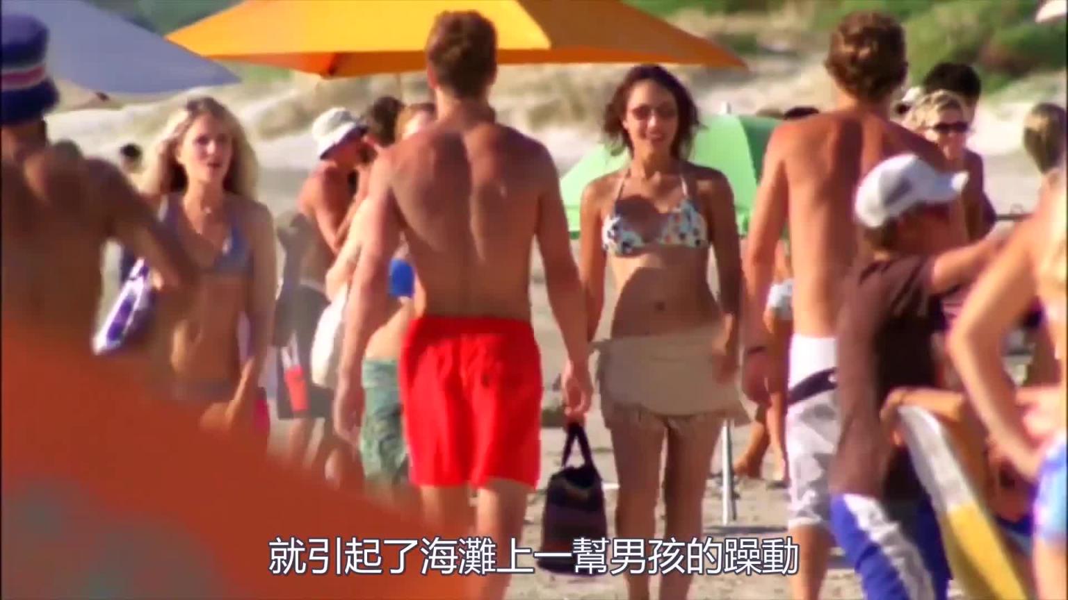 女孩结伴去深海游泳,刚好撞见嗜血狂鲨开饭!…|2005年美国R级恐怖片《深海狂怒》 预览截图 2