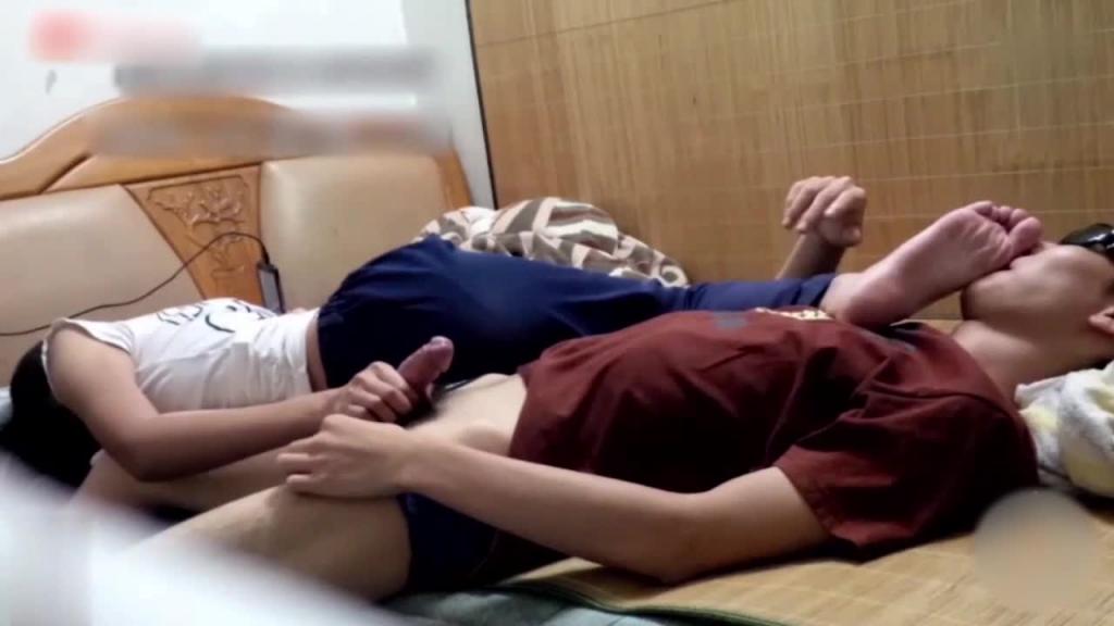 真实温州父女乱伦~爸爸跑到女儿房间逼着女儿给他撸 预览截图 7