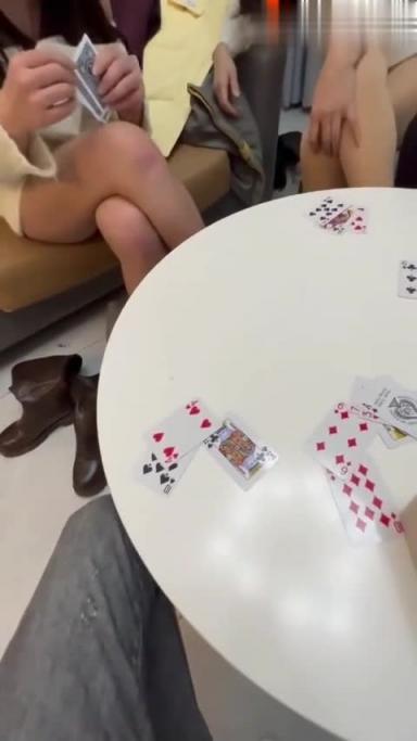 真实换妻聚会,淫乱脱衣服游戏让两女脱光光共传一夫。 预览截图 6